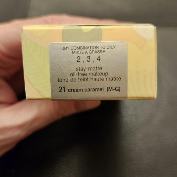 Clinique Stay-Matte Oil-Free Makeup Foundation In 21 Cream Caramel - Picture 4 of 8